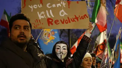 लंदन में ईरानी दूतावास के बाहर प्रदर्शन