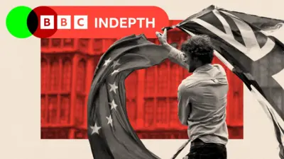 O imagine a unei persoane fluturând steagul UE și cel al Marii Britanii