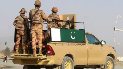 عکس آرشیفی از سربازان پاکستانی سوار بر یک موتر پیک اپ 