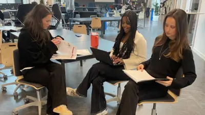 Uczniowie ostatnich klas liceum w Nacka w Szwecji.