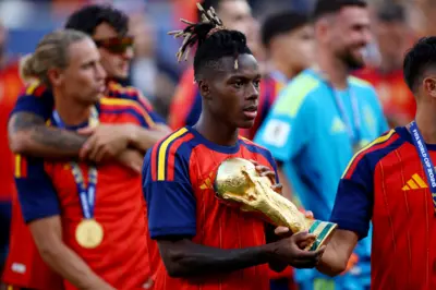 Nico Williams com a taça de campeão pela Espanha