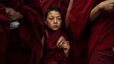 Un joven monje budista tibetano