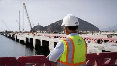 Um operário observa as obras do portonovibet instagramChancay.