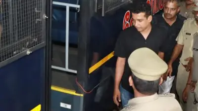 पुलिसकर्मी एनएस सुनील को अदालत से जेल जाते हुए