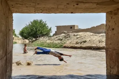 کودکان در حال آب‌بازی در بلخ 