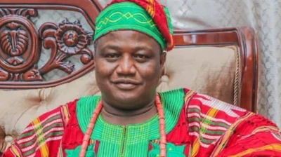 Kabiyesi Ataoja ilu Osogbo, wọ aṣọ ofi pẹlu fila lori
