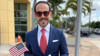Abelardo de la Espriella sostiene en una mano una bandera de Estados Unidos