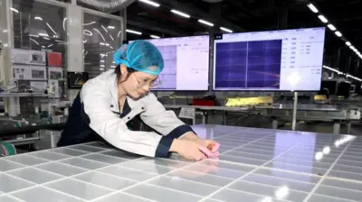 Çinli kadın işçi güneş paneli üretimi