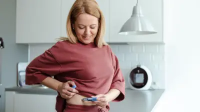 una mujer se inyecta un péptido 