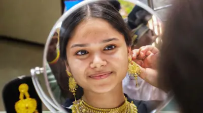 गहने पहनती युवती