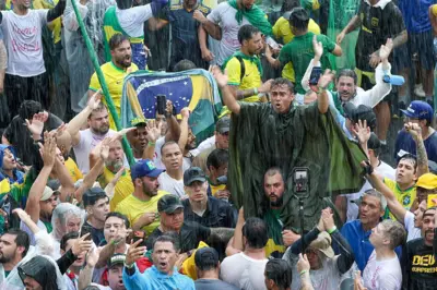 O deputado federal Nikolas Ferreira entre apoiadores do ex-presidente Jair Bolsonaro durante marcha em Brasília