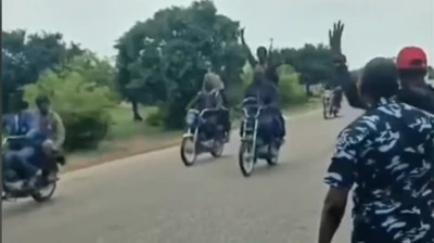 Awọn eeyan to wa lori ọkada, ọlọpaa wa ni apa kan 