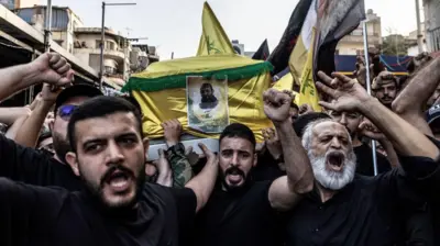 Partidarios de Hezbolá gritan consignas contra Israel en Beirut. 