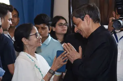 पश्चिम बंगाल के राज्यपाल आरएन रवि ने 12 मार्च, 2026 को कोलकाता स्थित लोक भवन में 22वें राज्यपाल के रूप में शपथ लेने के बाद ममता बनर्जी से मुलाकात की.
