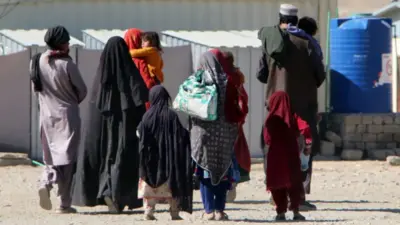 تصویری از ک خانواده مهاجر برگشته به افغانستان. زنان و کودکان در تصویر دیده می‌شوند