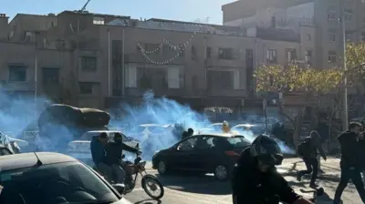Manifestantes no Irã durante protestos antigovernamentais