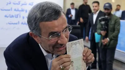احمدی نژاد در ستاد انتخابات به هنگام ثبت نام