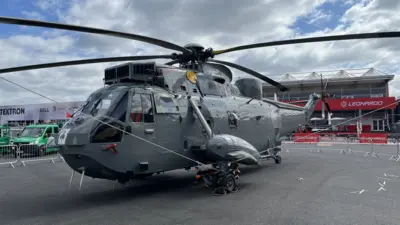  Westland WS-61 Sea King стоит на поле аэродрома