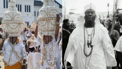 Awọn omidan meji ru igba funfun lori, Ooni Ile Ife, Ọba Enitan Ogunwusi, naa wọ aṣọ ala funfun gbo pẹlu fila funfun