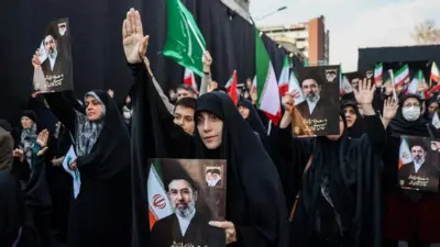 Abashyigikiye itorwa rya Mojtaba Khamenei bagiye mu mihanda ku wa mbere kwerekana ibyishimo bitwaje amafoto ye 
