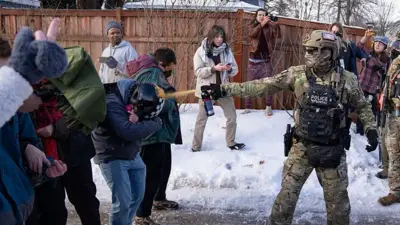 Un agente lanza un gas contra los manifestantes tras la muerte de la mujer.