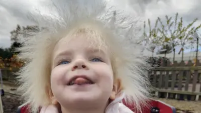 Layla com a língua para fora e feição sorridentebetano fazendadireção à câmera