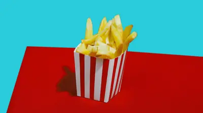 Mavi arka plan önünde, masa üzerinde karton bir kutuda patates kızartması.
