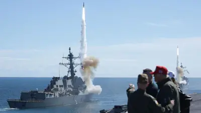 Presiden AS Donald Trump menyaksikan peragaan peluncuran rudal dari kapal induk USS George H.W. Bush, pada 2025 lalu