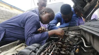 Foto of Ajaye Oluwatosin (L24-year-old mechanical engineer who opened her own business last year, is seen repairing cars in Lagos, Nigeria on August 23, 2023. Oluwatosin na role model for women for Nigeria.