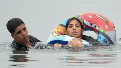 Jóvenes cruzando a Ceuta 