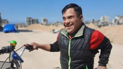 احمد المدُون در حالی که بایسکیل‌اش را نگه داشته، لبخند می‌زند.