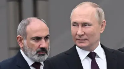 Президент России Владимир Путин (справа) и премьер-министр Армении Никол Пашинян прибывают на саммит с лидерами постсоветских стран Содружества Независимых Государств (СНГ) в Астане 14 октября 2022 года