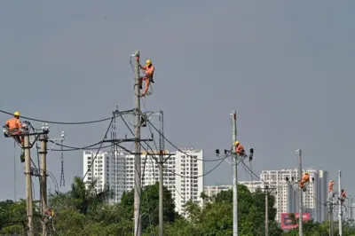 Những công nhân điện lực tại Hà Nội vào tháng 12/2023