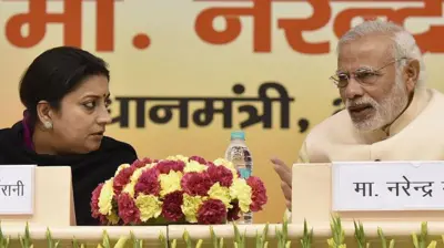 राष्ट्रीय स्वयंसेवक संघ से संबद्ध विद्या भारती के अखिल भारतीय प्राचार्य सम्मेलन के दौरान प्रधानमंत्री नरेंद्र मोदी और तत्कालीन मानव संसाधन विकास मंत्री स्मृति ईरानी (फ़ाइल फ़ोटो)