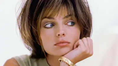 Vogue, 1º de dezembro de 1989 - A modelo e atriz Paulina Porizkova usava um suéter sem mangas de cashmere e seda verde-menta da Calvin Klein; pulseiras de ouro da Tiffany & Co.; batom da Estée Lauder. Cabelo da Christiaan. Maquiagem da Sonia Kashuk.