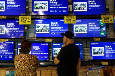 Consumidores fazem compras durante a Black Friday em um supermercado em São Paulo, Brasil, em 27 de novembro de 2025