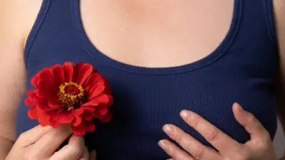 प्लास्टिक सर्जरी की मदद से स्तनों को बेहतर बनाने की हिमायत करती एक तस्वीर