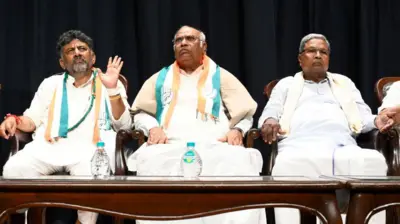 कर्नाटक के मुख्यमंत्री सिद्धारमैया, उपमुख्यमंत्री डीके शिवकुमार और कांग्रेस अध्यक्ष मल्लिकार्जुन खड़गे. 