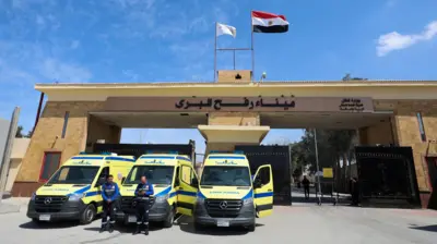 آمبولانس‌ها در گذرگاه مرزی رفح بین مصر و نوار غزه، در بحبوحه درگیری‌های جاری بین اسرائیل و گروه اسلام‌گرای فلسطینی حماس، در رفح پارک شده‌اند.