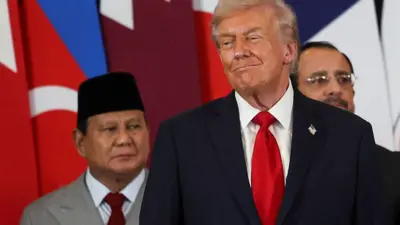 Presiden AS Donald Trump menyapa Presiden Indonesia Prabowo Subianto saat KTT tentang Gaza di Sharm el-Sheikh pada 13 Oktober 2025. Trump mendarat di Mesir pada 13 Oktober untuk KTT tentang Gaza, setelah kunjungan singkat ke Israel menyusul pemberlakuan gencatan senjata yang ia perantarai. 