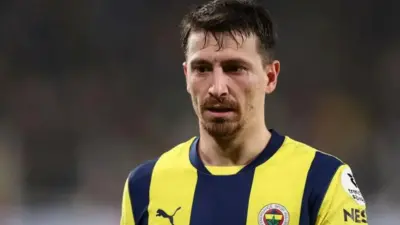 چهره مرت هاکان یانداش در پیراهن تیمش در یک بازی