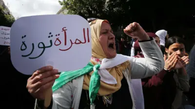 نساء يتظاهرن في شوارع الجزائر العاصمة بمناسبة اليوم العالمي للمرأة، 8 مارس/آذار 2021.