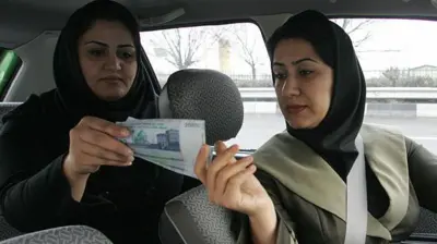 कार में बैठी दो महिलाएं