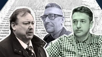 На заднем фоне - список с номерами и фамилиями. На переднем плане слева направо: мужчина с усами в куртке, рубашке и галстуке; мужчина в очках и с бородой-эспаньолкой; мужчина без бороды, в клетчатой рубашке с бейджем на шее