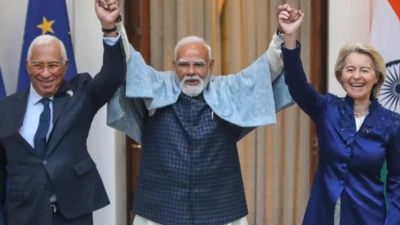 از راست به چپ: اورزولا فون‌درلاین، رئیس کمیسیون اروپا، نارندرا مودی، نخست‌وزیر هند و آنتونیو کوشتا، رئیس شورای اروپا