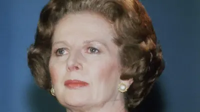Маргарет Тэтчер на конференции консервативной партии в 1983 году, портрет на голубом фоне.