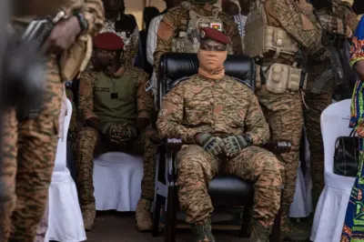 Le capitaine Ibrahim Traoré, qui a pris le pouvoir en septembre 2022 a considérablement restreint l'espace public en supprimant les partis politiques, des ONG et des associations de défense des droits humains au Burkina Faso. 