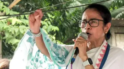 कोलकाता के धर्मतला में धरने के दौरान ममता बनर्जी ने पूछा था -"बांग्लादेश में .. तुमने किसको मरवाया?"