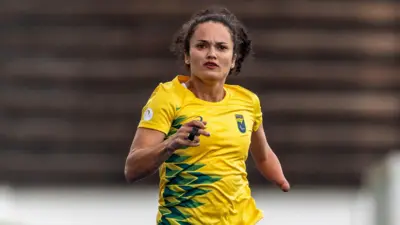 Atleta Fernanda Yara correndo durante treino usando camisa amarela e verde