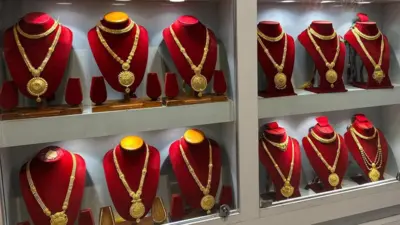 बिक्रीका लागि राखिएका सुनका गहना